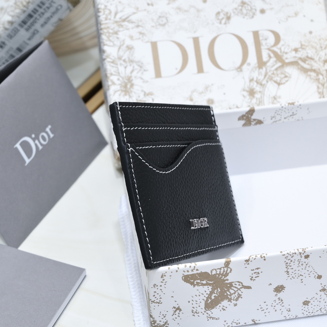 Dior 质量配图片盒子黑色粒面牛皮革编号:2ADCH164黑色粒面全皮正面金属覆层黄铜Dr标志内侧饰有Dr压花标志正面3个卡槽背面3个卡槽顶部1个卡槽内含防尘袋