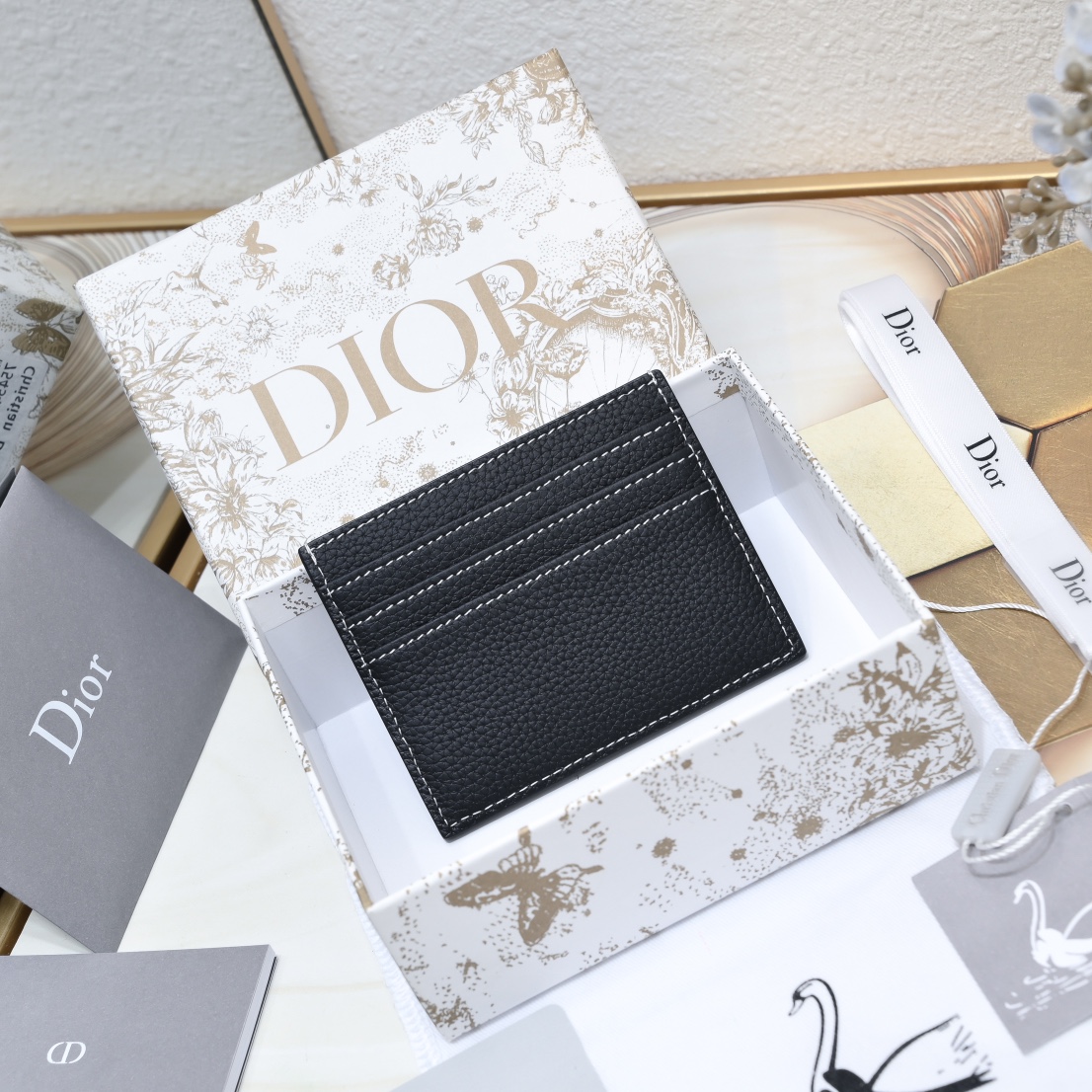 Dior 质量配图片盒子黑色粒面牛皮革编号:2ADCH164黑色粒面全皮正面金属覆层黄铜Dr标志内侧饰有Dr压花标志正面3个卡槽背面3个卡槽顶部1个卡槽内含防尘袋