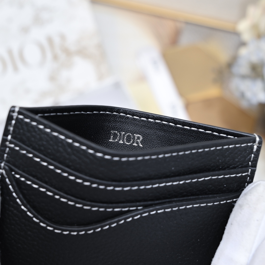 Dior 质量配图片盒子黑色粒面牛皮革编号:2ADCH164黑色粒面全皮正面金属覆层黄铜Dr标志内侧饰有Dr压花标志正面3个卡槽背面3个卡槽顶部1个卡槽内含防尘袋