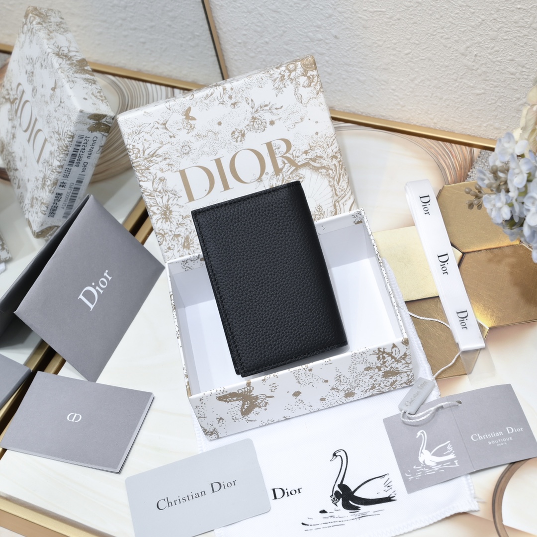 Dior 黑色细工镶嵌粒面牛皮革搭配米色和黑色Oblique印花面料正面金属覆层黄铜Dr标志内侧饰有D压花标志双折款式