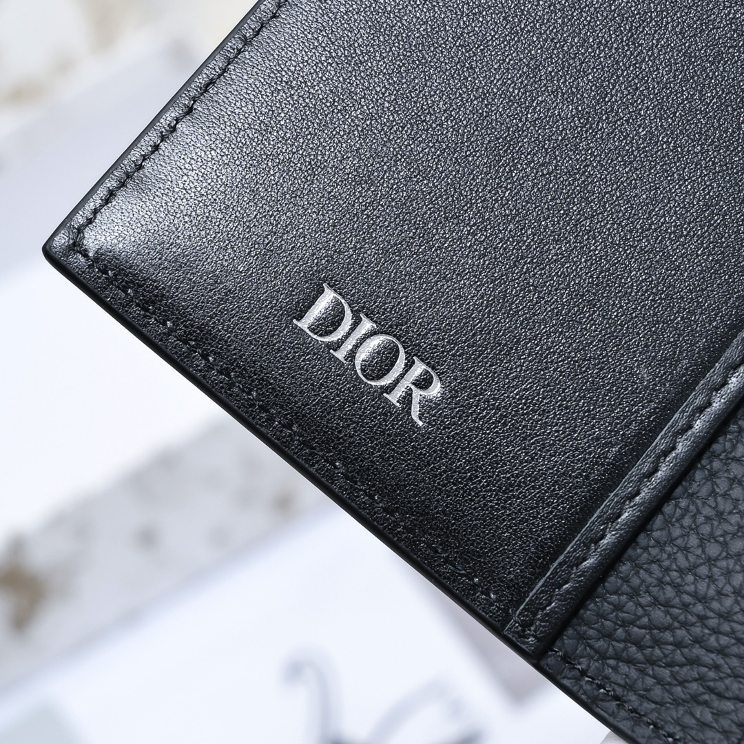 Dior 黑色细工镶嵌粒面牛皮革搭配米色和黑色Oblique印花面料正面金属覆层黄铜Dr标志内侧饰有D压花标志双折款式