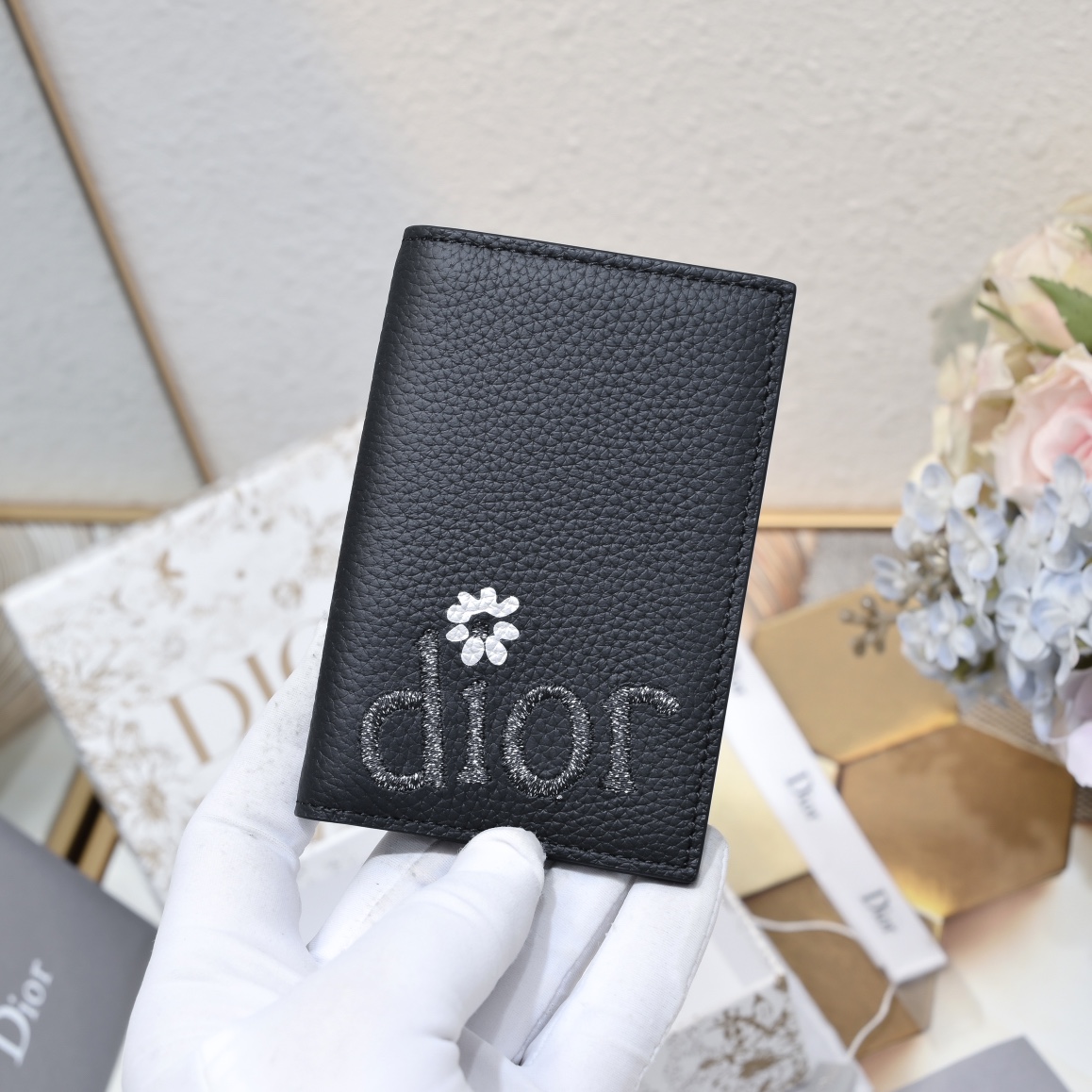 Dior 黑色细工镶嵌粒面牛皮革搭配米色和黑色Oblique印花面料正面金属覆层黄铜Dr标志内侧饰有D压花标志双折款式