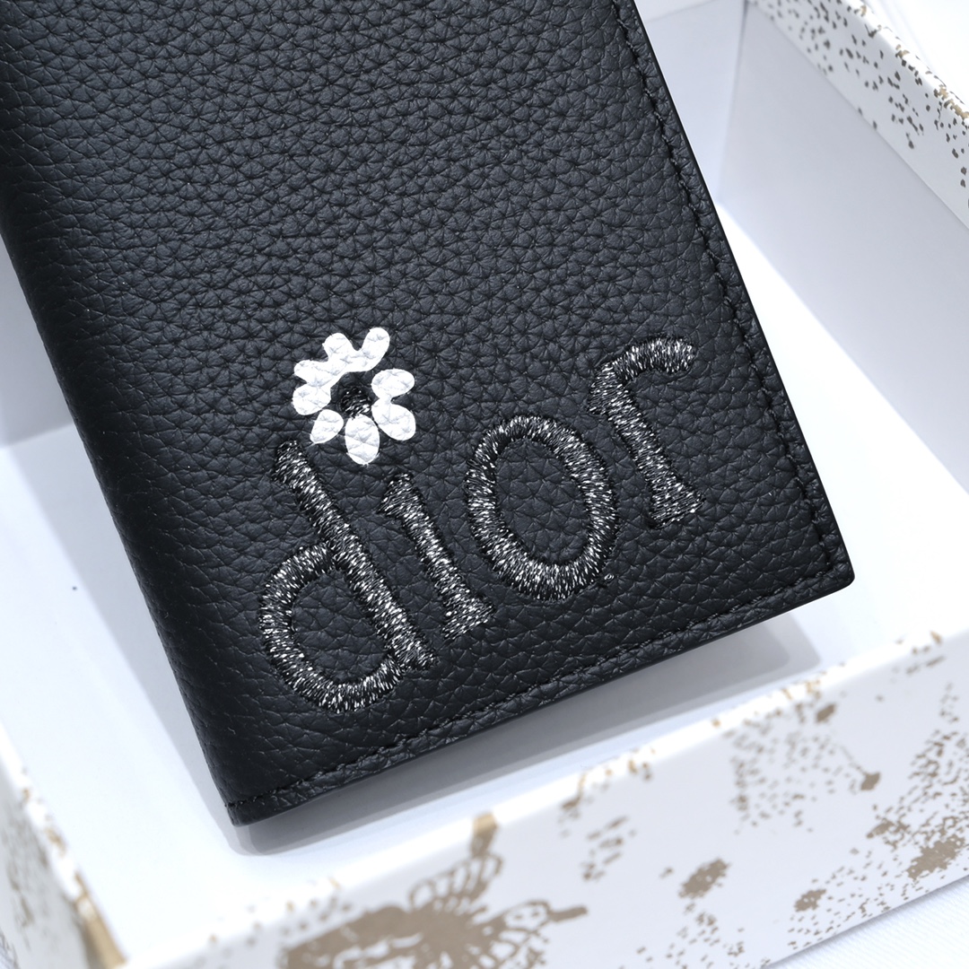 Dior 黑色细工镶嵌粒面牛皮革搭配米色和黑色Oblique印花面料正面金属覆层黄铜Dr标志内侧饰有D压花标志双折款式