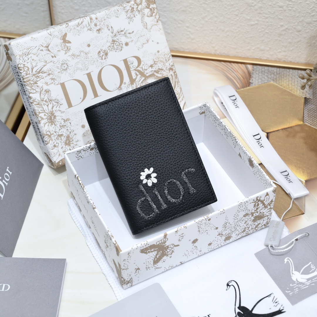 Dior 黑色细工镶嵌粒面牛皮革搭配米色和黑色Oblique印花面料正面金属覆层黄铜Dr标志内侧饰有D压花标志双折款式