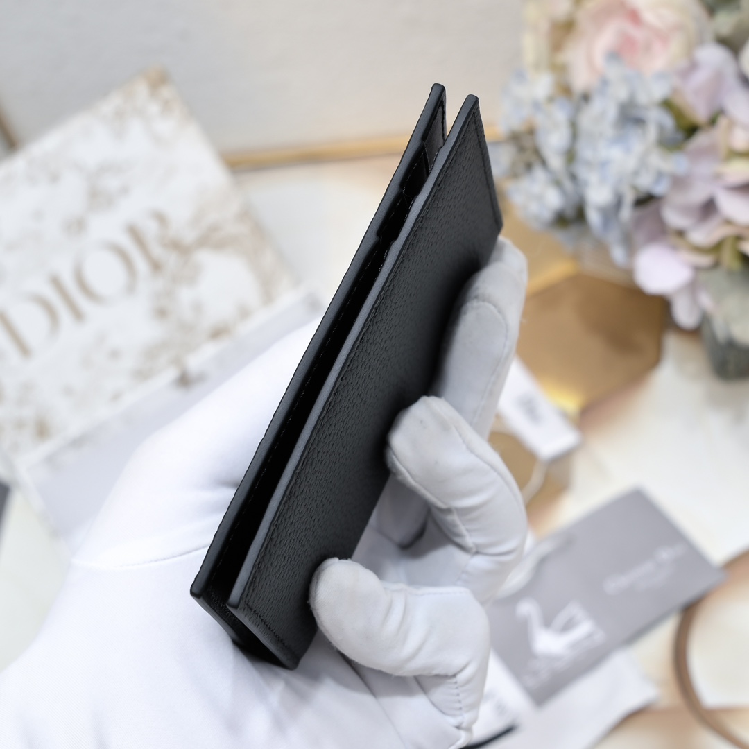 Dior 黑色细工镶嵌粒面牛皮革搭配米色和黑色Oblique印花面料正面金属覆层黄铜Dr标志内侧饰有D压花标志双折款式