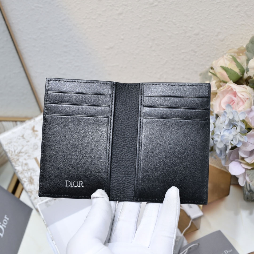 Dior 黑色细工镶嵌粒面牛皮革搭配米色和黑色Oblique印花面料正面金属覆层黄铜Dr标志内侧饰有D压花标志双折款式