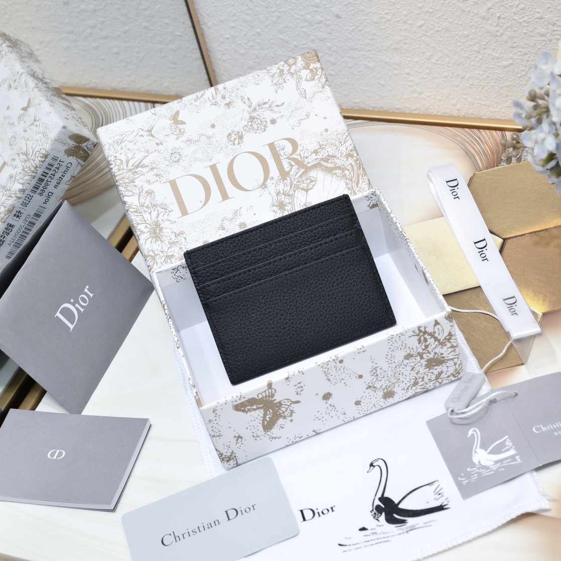 Dior 质量配图片盒子黑色粒面牛皮革编号:2ADCH164黑色粒面全皮正面金属覆层黄铜Dr标志内侧饰有Dr压花标志正面3个卡槽背面3个卡槽顶部1个卡槽内含防尘袋