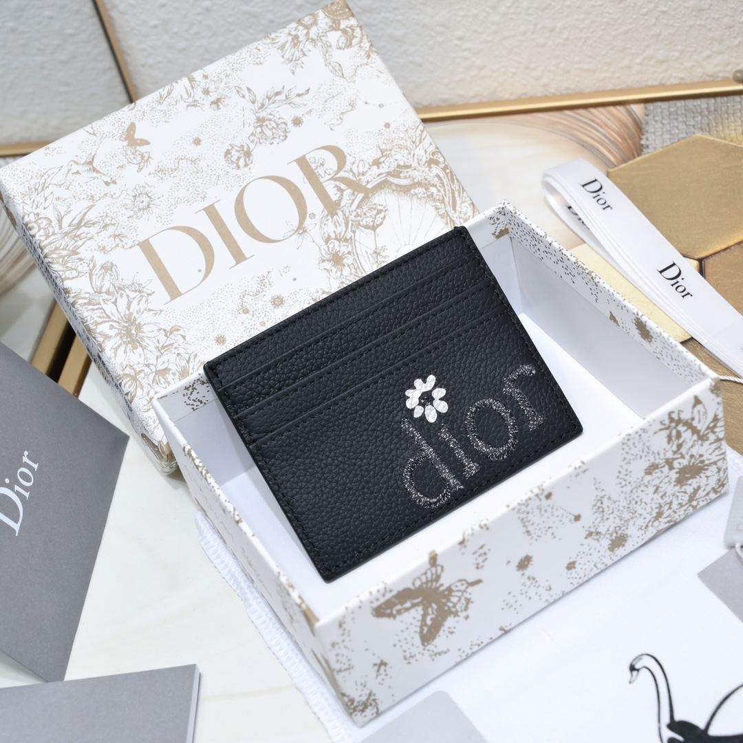 Dior 质量配图片盒子黑色粒面牛皮革编号:2ADCH164黑色粒面全皮正面金属覆层黄铜Dr标志内侧饰有Dr压花标志正面3个卡槽背面3个卡槽顶部1个卡槽内含防尘袋