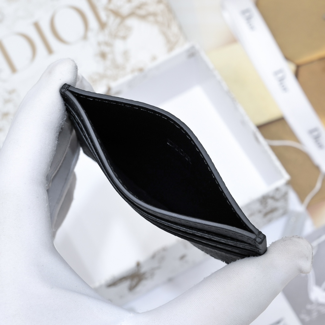 Dior 质量配图片盒子黑色粒面牛皮革编号:2ADCH164黑色粒面全皮正面金属覆层黄铜Dr标志内侧饰有Dr压花标志正面3个卡槽背面3个卡槽顶部1个卡槽内含防尘袋