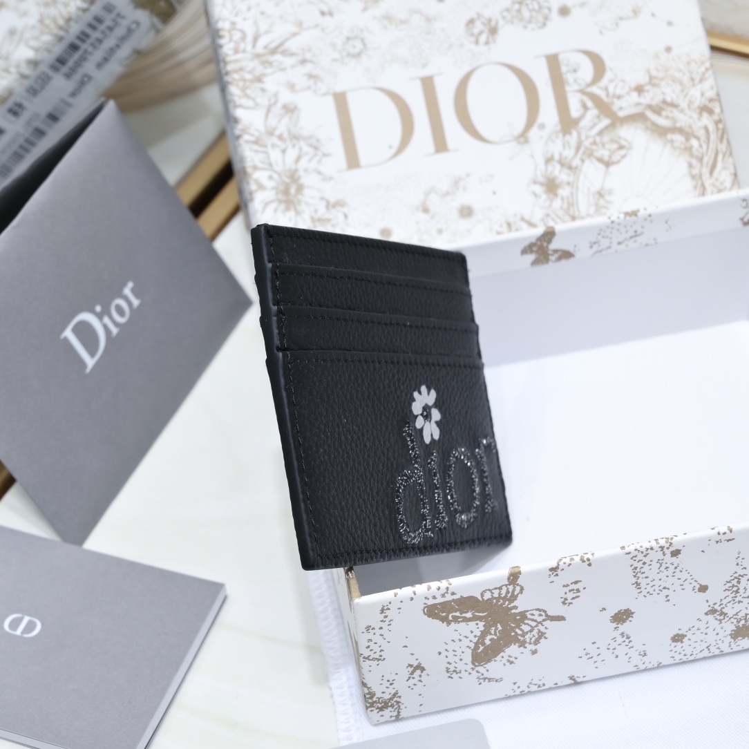 Dior 质量配图片盒子黑色粒面牛皮革编号:2ADCH164黑色粒面全皮正面金属覆层黄铜Dr标志内侧饰有Dr压花标志正面3个卡槽背面3个卡槽顶部1个卡槽内含防尘袋