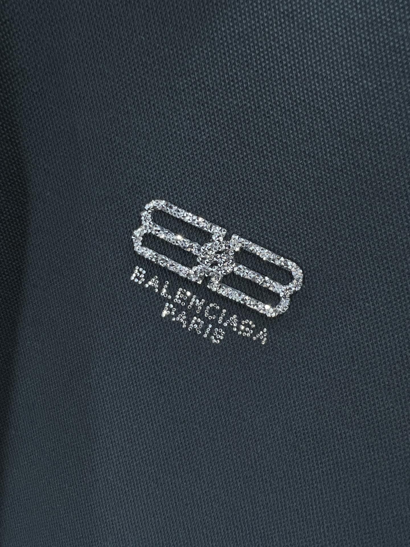 Balenciaga巴黎世家官网同步爆款翻领长袖延续的款式继续火爆！总能把握良机尽展才华点缀精致图案风格