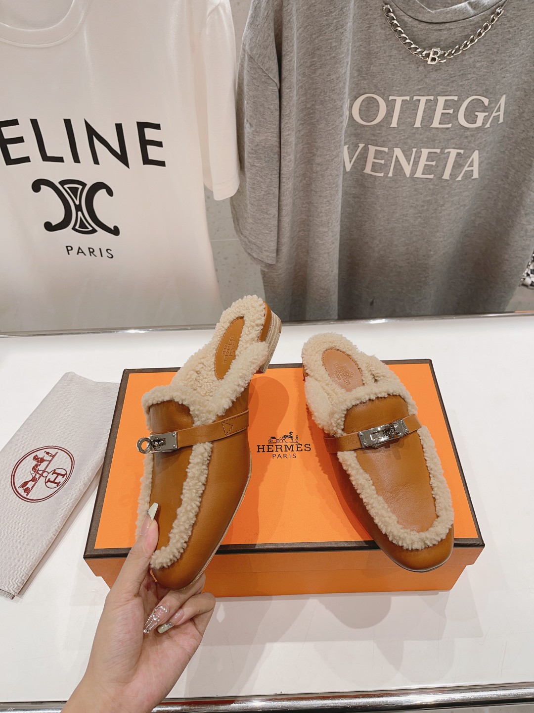 高版本出厂 HERMES* 爱马仕经典kelly毛毛拖鞋半拖～这些都是H家2025ss最新款式，进口羊羔