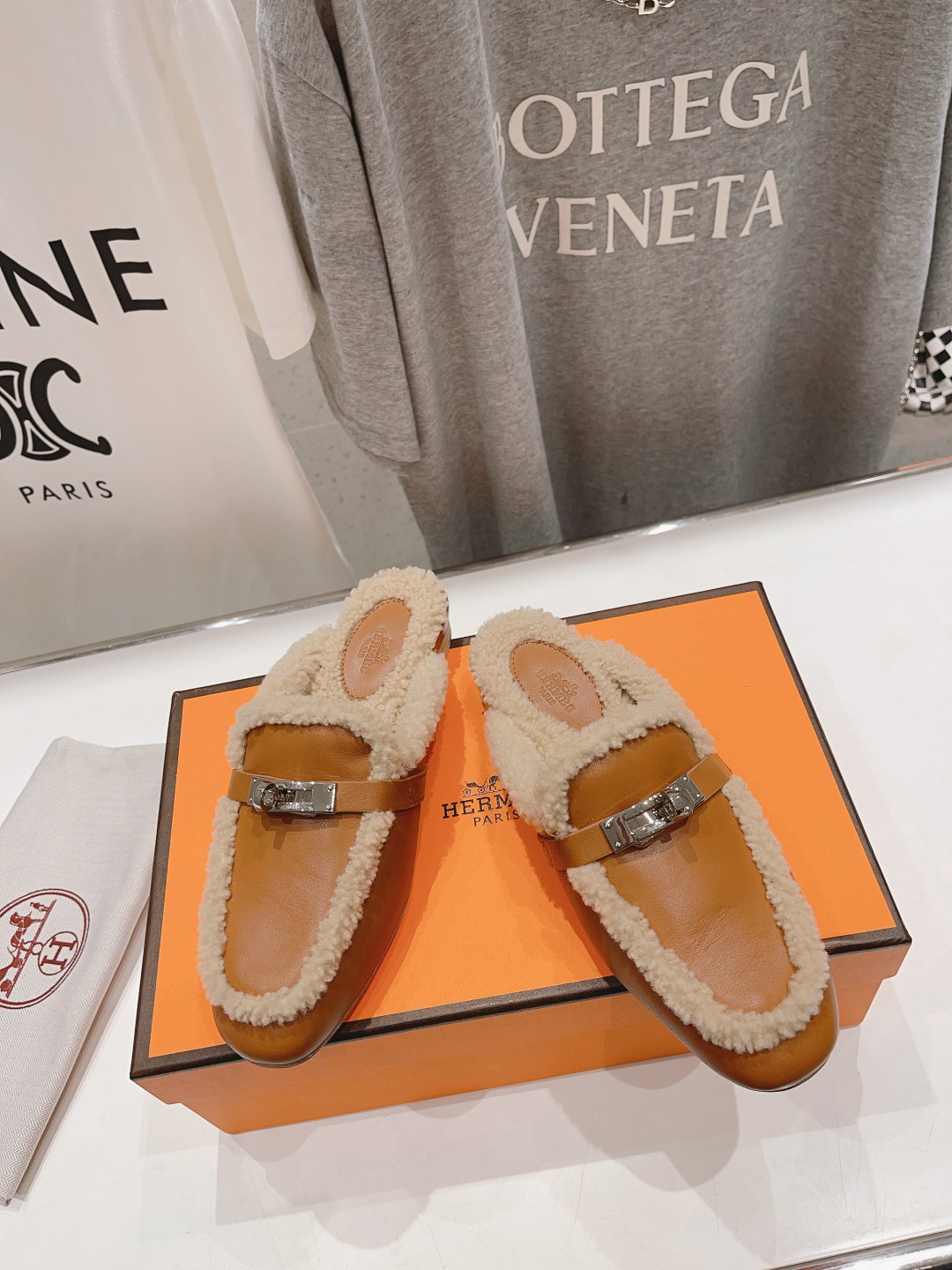 高版本出厂 HERMES* 爱马仕经典kelly毛毛拖鞋半拖～这些都是H家2025ss最新款式，进口羊羔