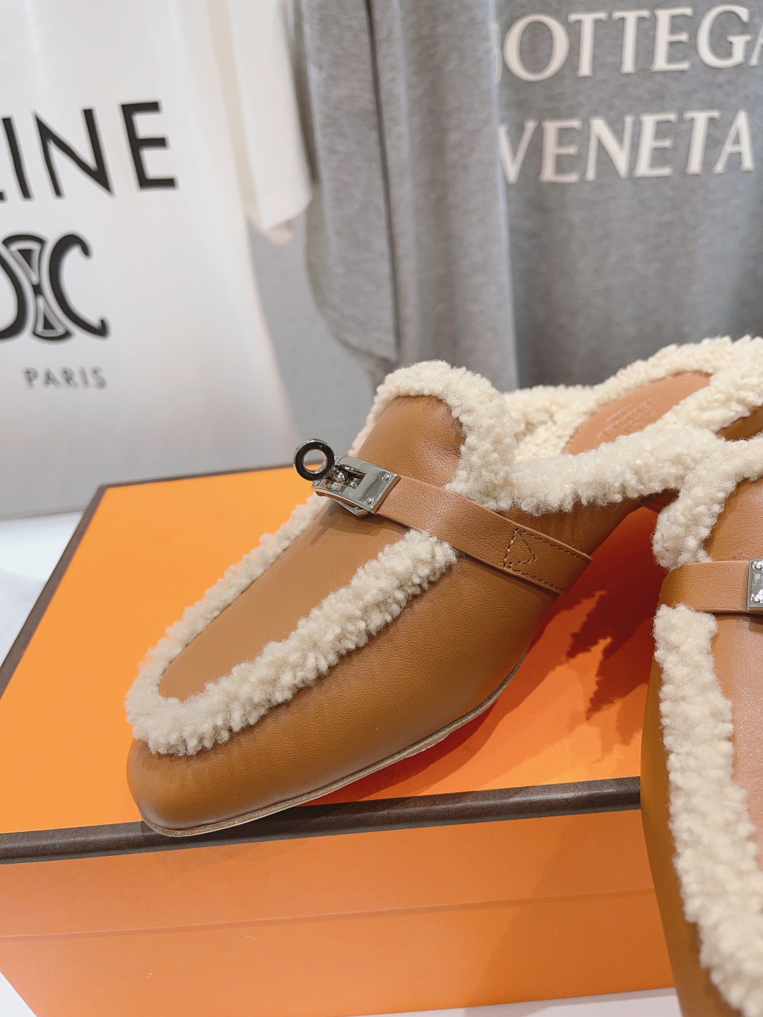 高版本出厂 HERMES* 爱马仕经典kelly毛毛拖鞋半拖～这些都是H家2025ss最新款式，进口羊羔