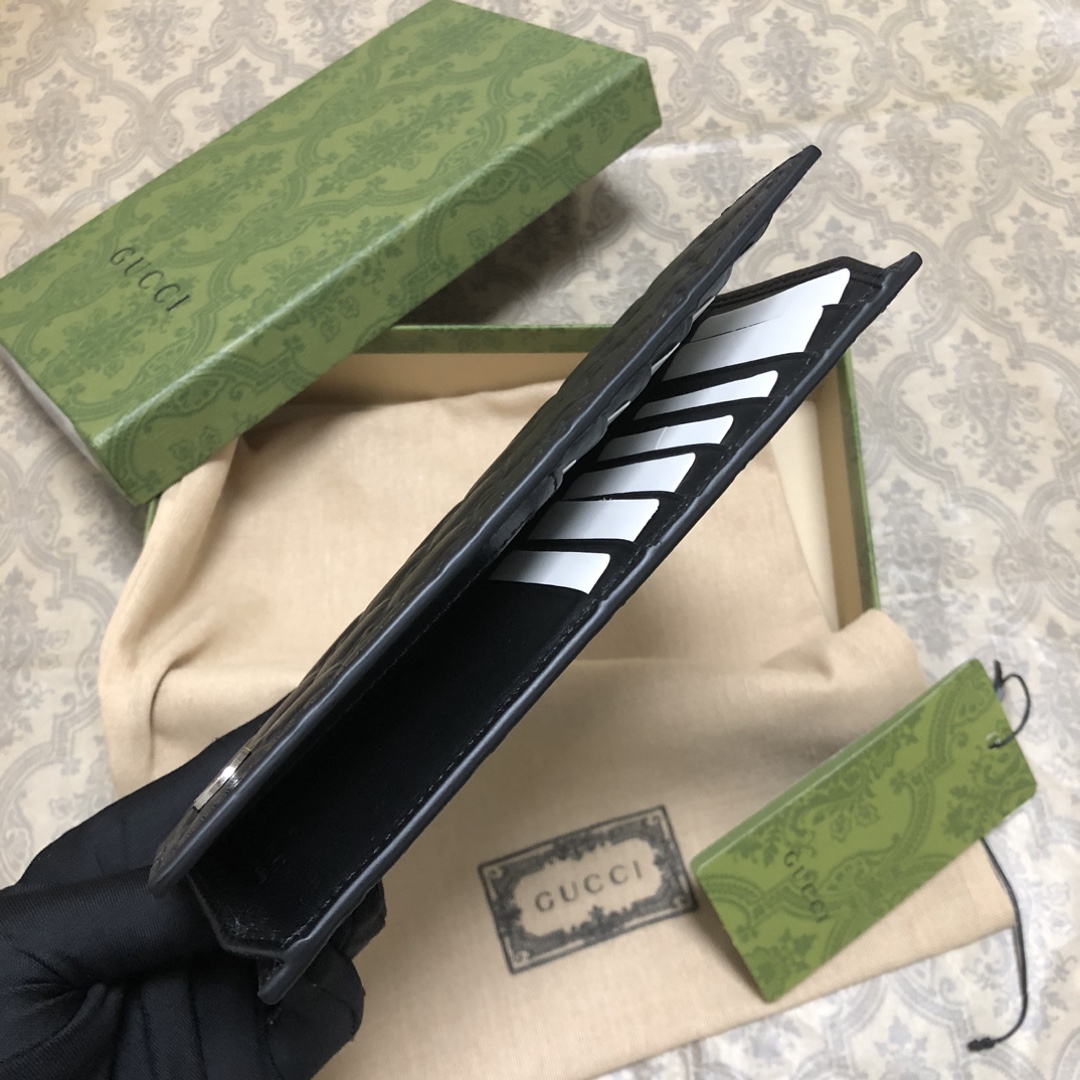 采用进口牛皮热压印花精制而成的西装夹，再饰以新颖GG五金，时尚之选。实物拍摄。款号： 尺寸:19x10x