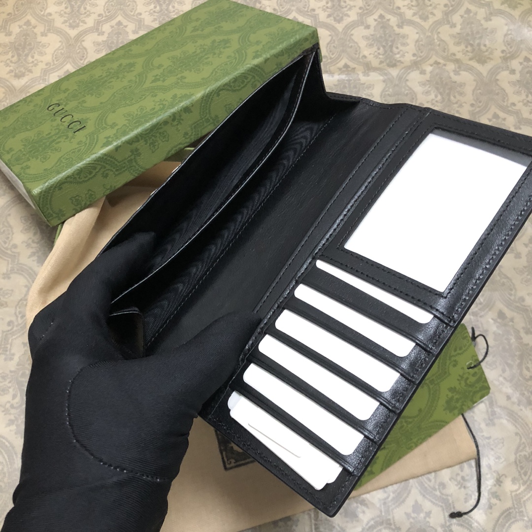 采用进口牛皮热压印花精制而成的西装夹，再饰以新颖GG五金，时尚之选。实物拍摄。款号： 尺寸:19x10x
