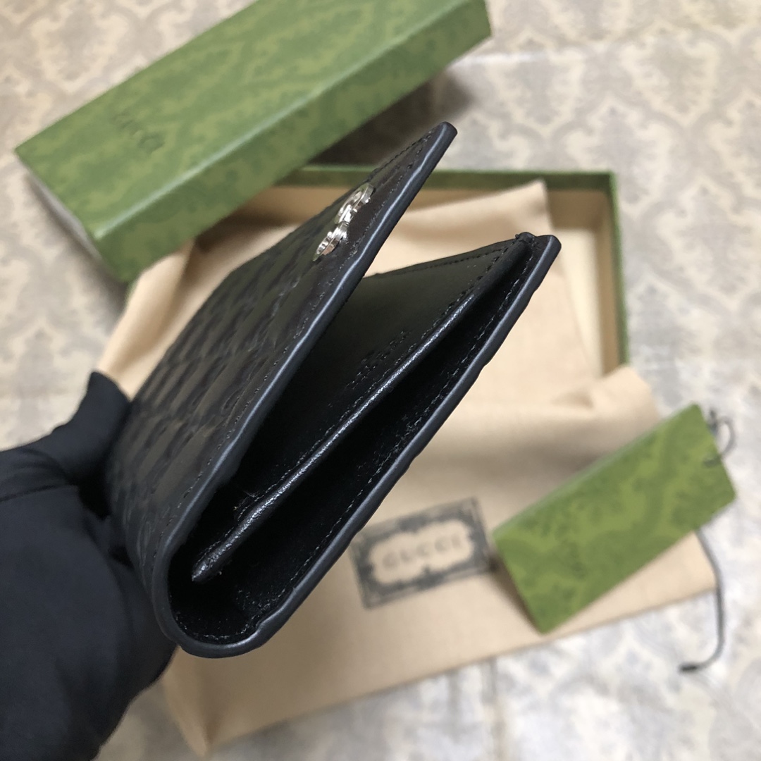 采用进口牛皮热压印花精制而成的西装夹，再饰以新颖GG五金，时尚之选。实物拍摄。款号： 尺寸:19x10x