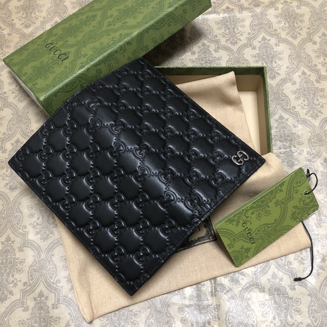 采用进口牛皮热压印花精制而成的西装夹，再饰以新颖GG五金，时尚之选。实物拍摄。款号： 尺寸:19x10x