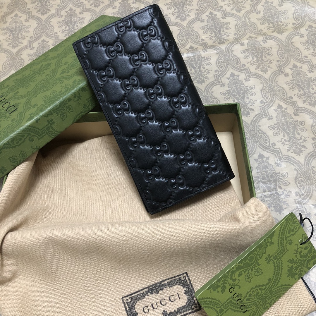 采用进口牛皮热压印花精制而成的西装夹，再饰以新颖GG五金，时尚之选。实物拍摄。款号： 尺寸:19x10x