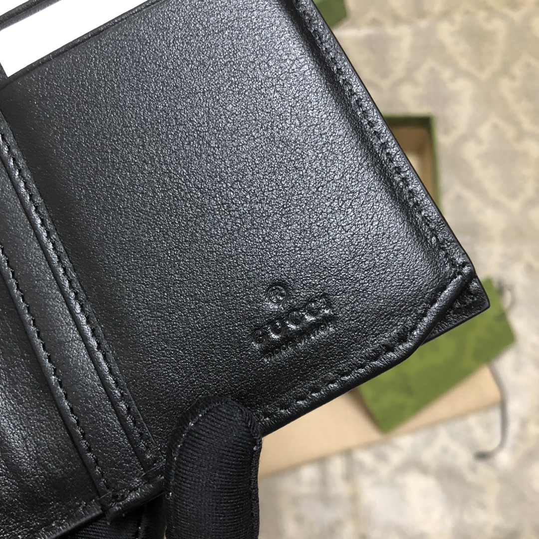 采用进口牛皮热压印花精制而成的西装夹，再饰以新颖GG五金，时尚之选。实物拍摄。款号： 尺寸:19x10x