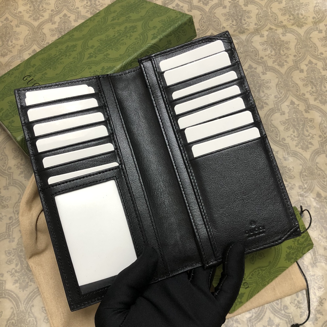 采用进口牛皮热压印花精制而成的西装夹，再饰以新颖GG五金，时尚之选。实物拍摄。款号： 尺寸:19x10x