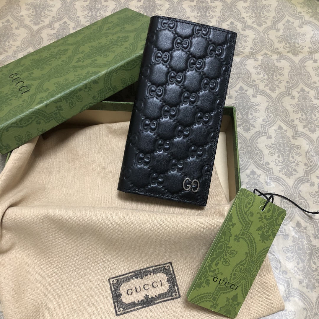 采用进口牛皮热压印花精制而成的西装夹，再饰以新颖GG五金，时尚之选。实物拍摄。款号： 尺寸:19x10x