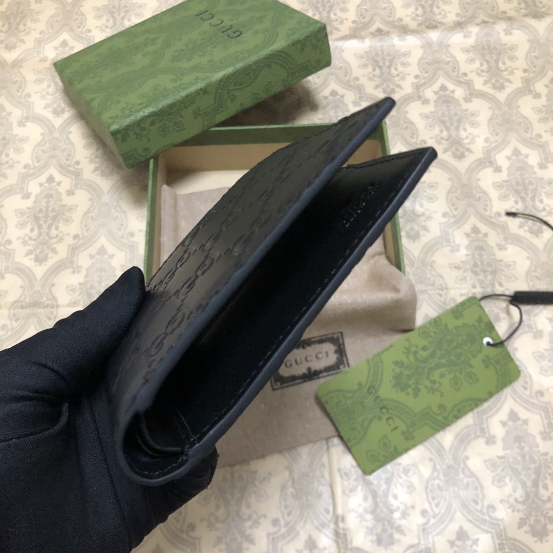 一款经典有个性的短夹，采用进口小牛皮精致而成，质感一流 简单大气 卡位刚刚好，采用正品热压技术，热压而成