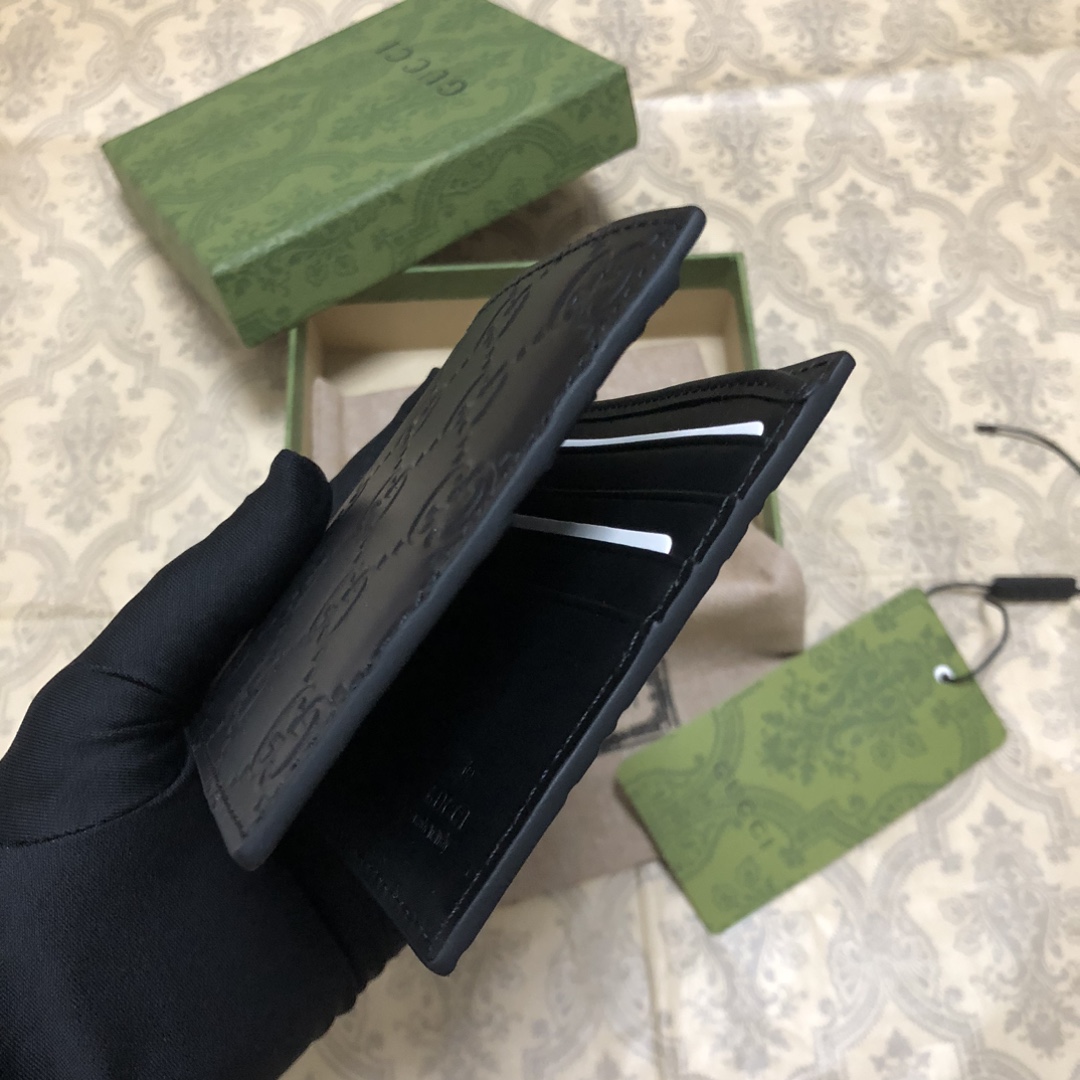 一款经典有个性的短夹，采用进口小牛皮精致而成，质感一流 简单大气 卡位刚刚好，采用正品热压技术，热压而成