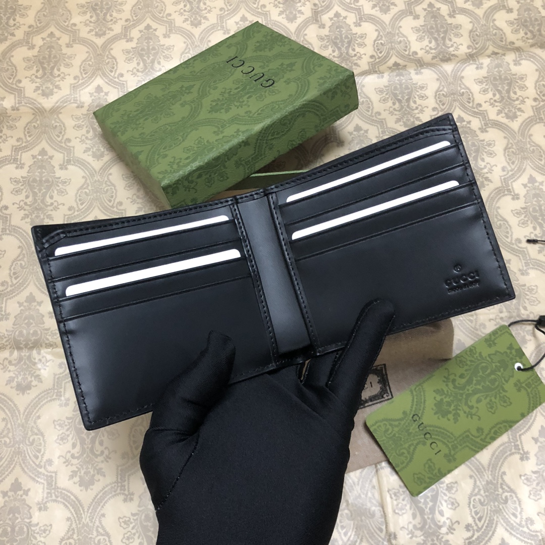 一款经典有个性的短夹，采用进口小牛皮精致而成，质感一流 简单大气 卡位刚刚好，采用正品热压技术，热压而成