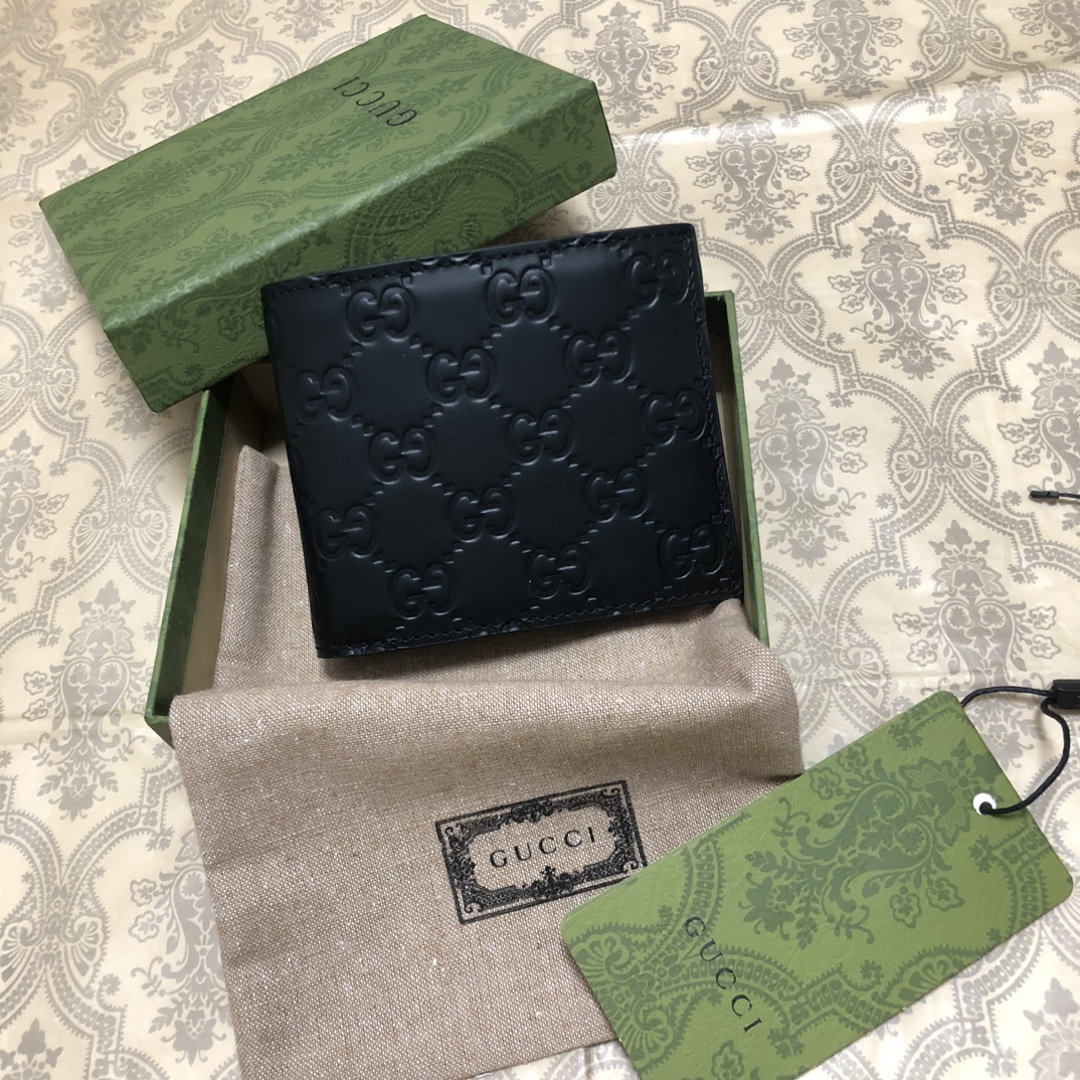 一款经典有个性的短夹，采用进口小牛皮精致而成，质感一流 简单大气 卡位刚刚好，采用正品热压技术，热压而成