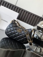Chanel Sacs À Bandoulière & À Épaule Cuir de veau vache Sous les aisselles 1 Chanel Sacs À Bandoulière & À Épaule Cuir de veau vache Sous les aisselles