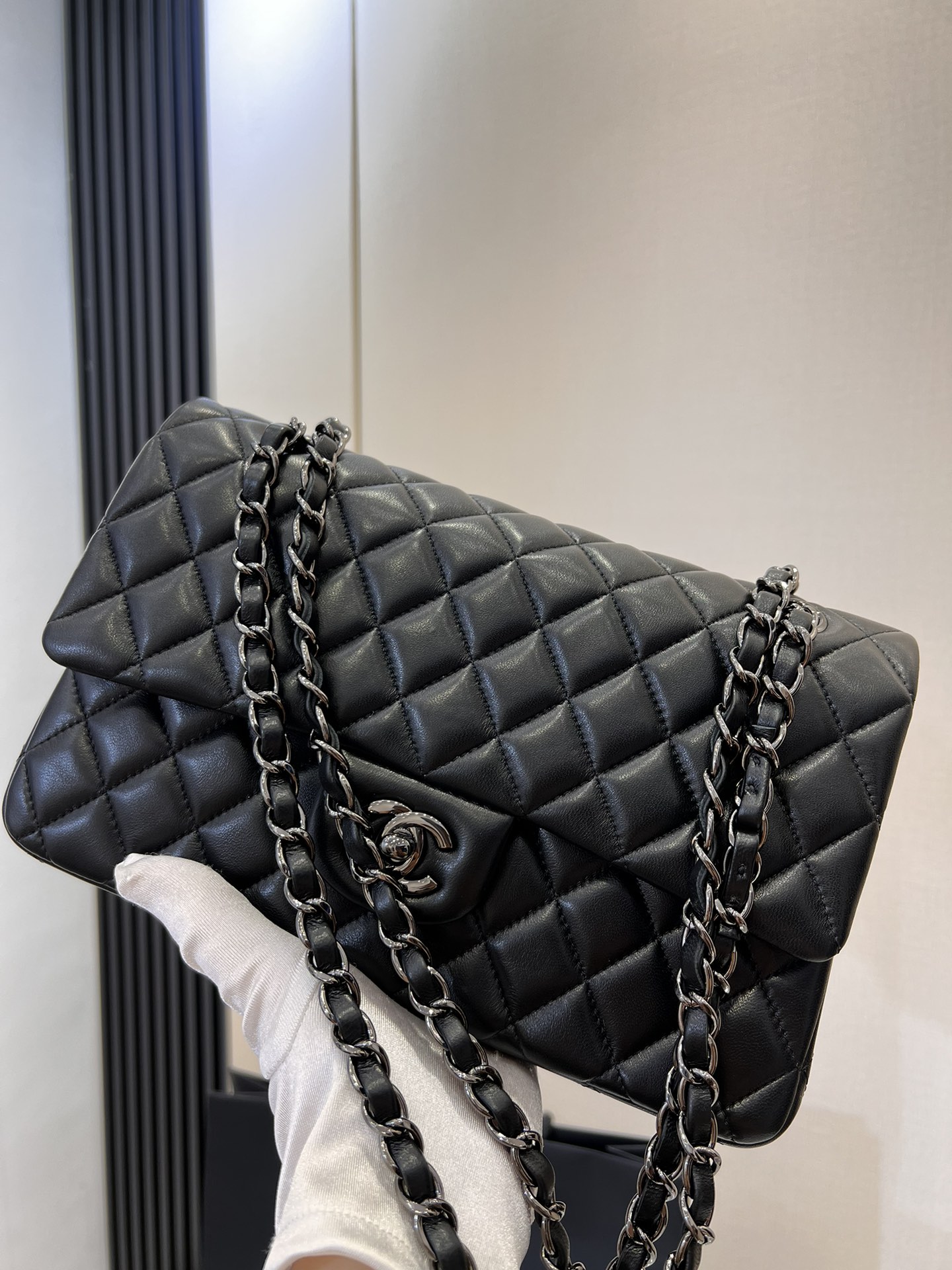 Chanel Classic Flap Bag Crossbody & Shoulder Bags Black Lambskin Sheepskin Vintage Chains