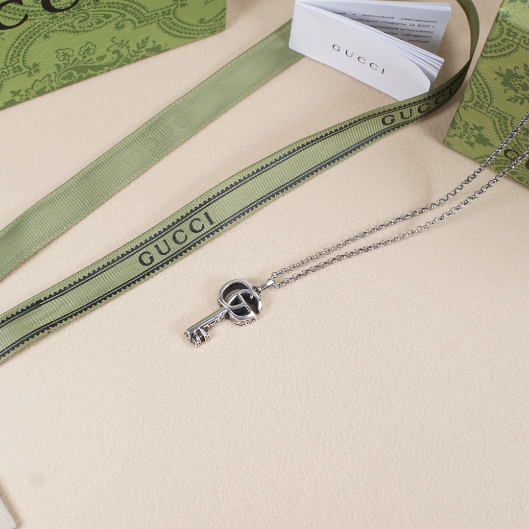 NO:109864,Gucci double g retro key necklace and the same style as the ghost Wang Linkai. New key, choose one person and give it a decoration, and the whole life is super beautiful. The front of the key is shiny, the back side adopts black plating technology, old-fashioned techniques, and matched with Arabic patterns, which are mysterious and retro. The weight is about 15g, the jewelry is boutique, gucci, necklace19860909gucci双g复古钥匙项链、小鬼王琳凯同款 新款钥匙,择一人,赠一饰,终其一生,实物超级美丽,钥匙正面是亮面,背面侧面采用镀黑工艺,做旧的手法,搭配阿拉伯式的花纹,又神秘又复古. 克重约15g,饰品精品,gucci,necklace,Jewelry