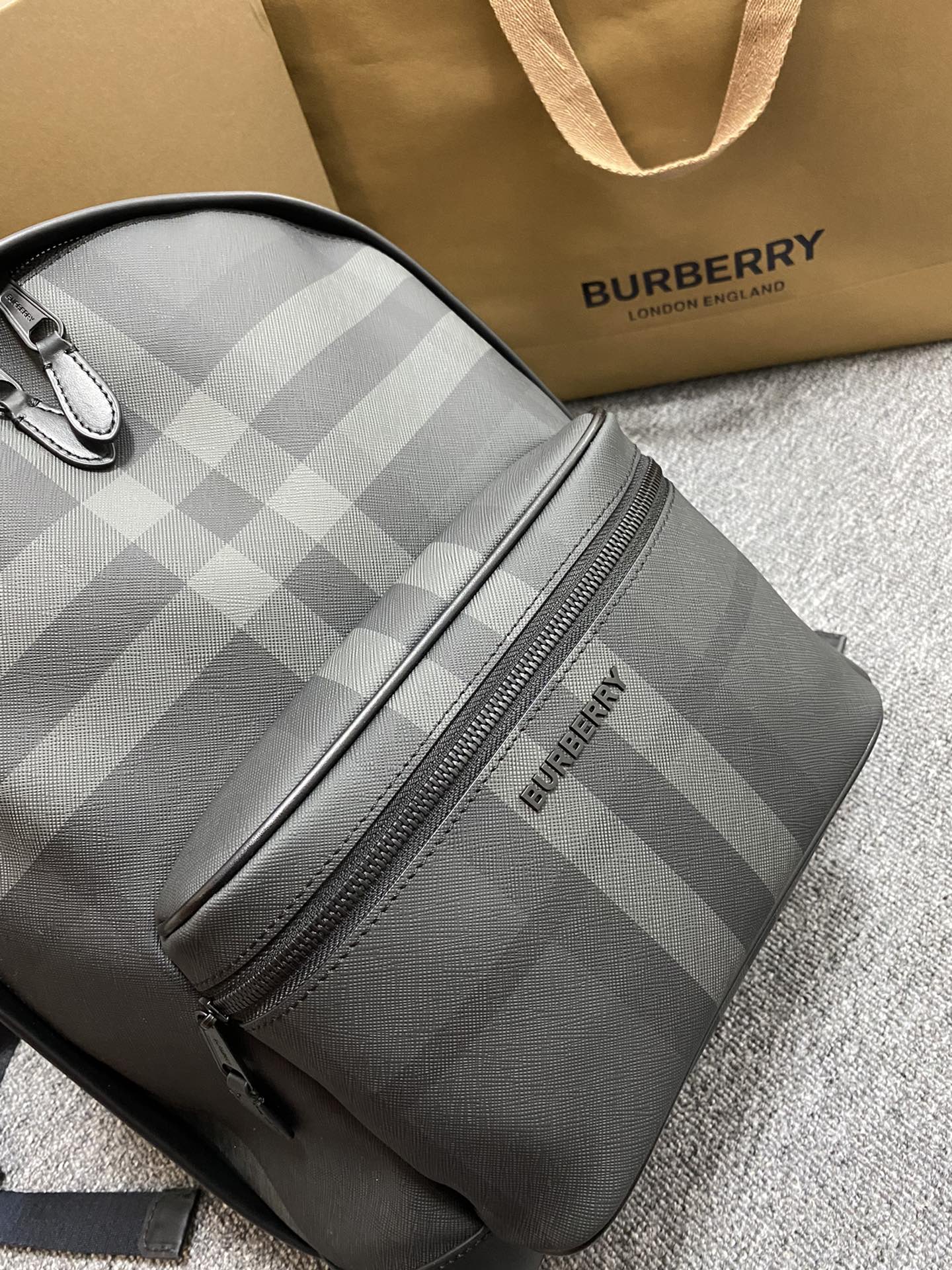 [New Carbon Gray] Burberry original factory B's latest backpack adopts the iconic plaid design with smooth cowhide trim. Embellished with brand m