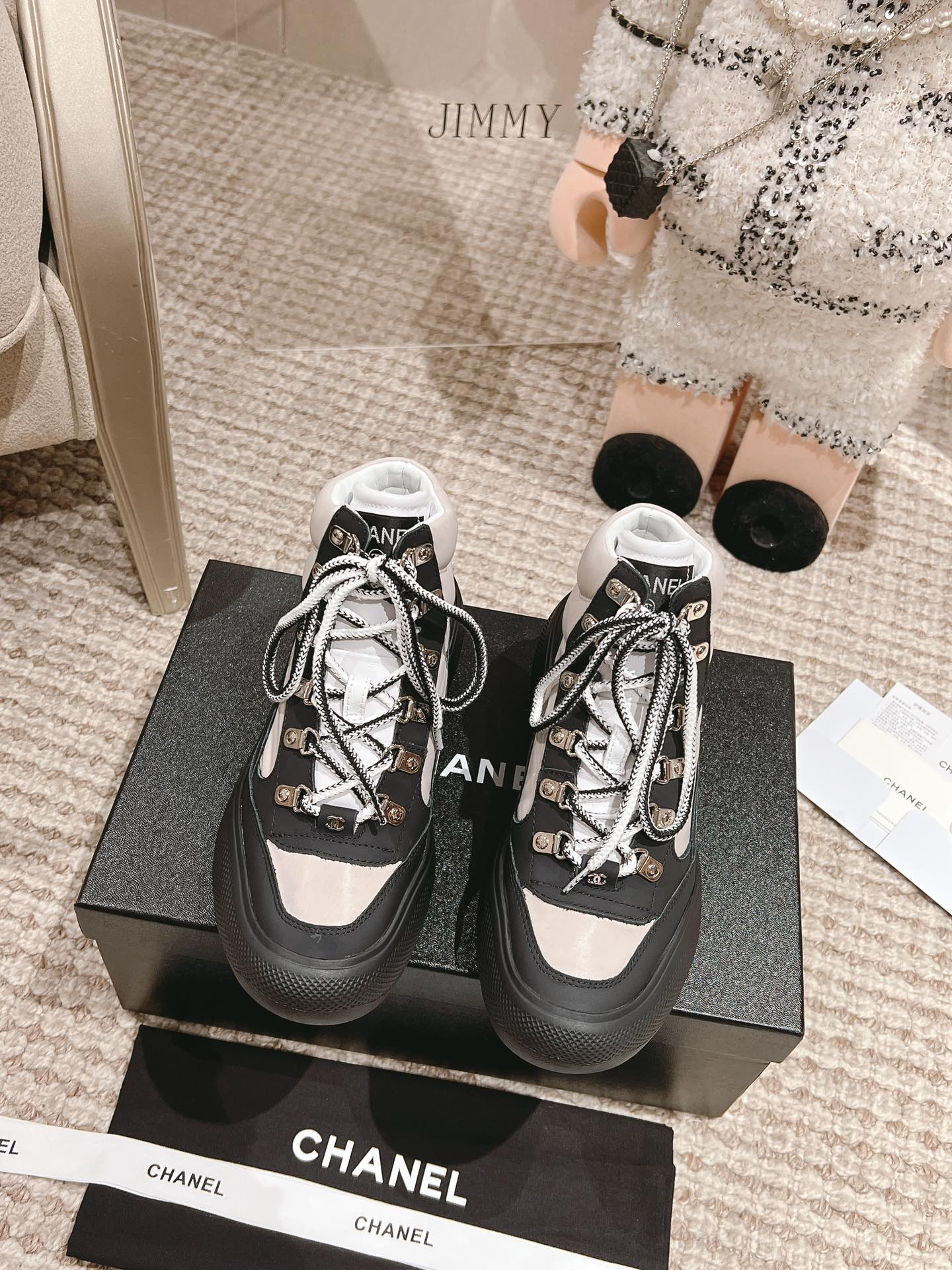 顶级版本！
女款：35-40#💰360
2023年人气产品一香萘儿（Chanel）23K新款滑雪靴现货发售！
购原版1:1复刻。
每一针一线都高标准要求。
不论从型体、舒适度、用料、做工、包装上面、我们都下足工夫！
也许我们不是市场上最便宜的、但绝对是性价比至高的!
各大明星、网红争相抢购！
您绝对值得拥有！
