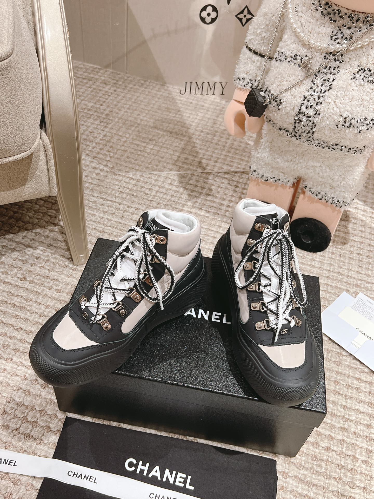 顶级版本！
女款：35-40#💰360
2023年人气产品一香萘儿（Chanel）23K新款滑雪靴现货发售！
购原版1:1复刻。
每一针一线都高标准要求。
不论从型体、舒适度、用料、做工、包装上面、我们都下足工夫！
也许我们不是市场上最便宜的、但绝对是性价比至高的!
各大明星、网红争相抢购！
您绝对值得拥有！