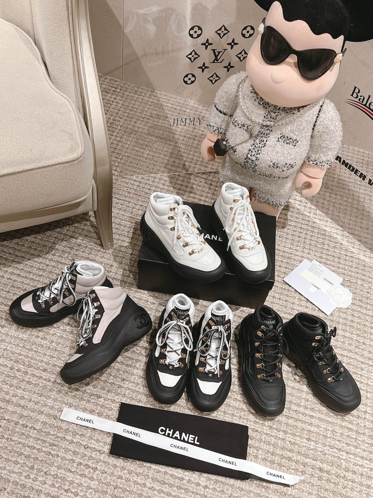 顶级版本！
女款：35-40#💰360
2023年人气产品一香萘儿（Chanel）23K新款滑雪靴现货发售！
购原版1:1复刻。
每一针一线都高标准要求。
不论从型体、舒适度、用料、做工、包装上面、我们都下足工夫！
也许我们不是市场上最便宜的、但绝对是性价比至高的!
各大明星、网红争相抢购！
您绝对值得拥有！