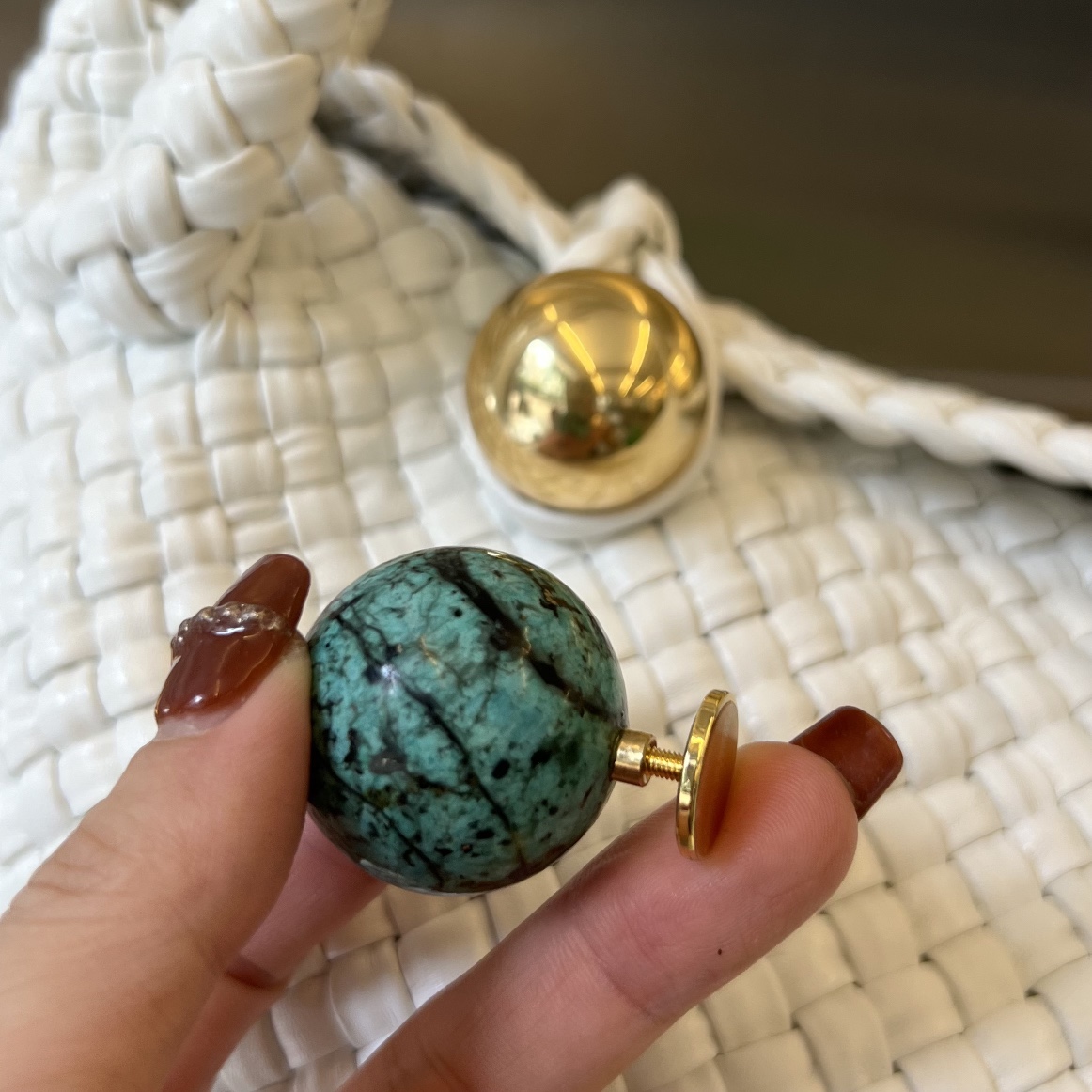 Bottega Veneta The body of the bag is matched with a delicate malachite to make the whole thing full of artistic flavor. Malachite is here to rep
