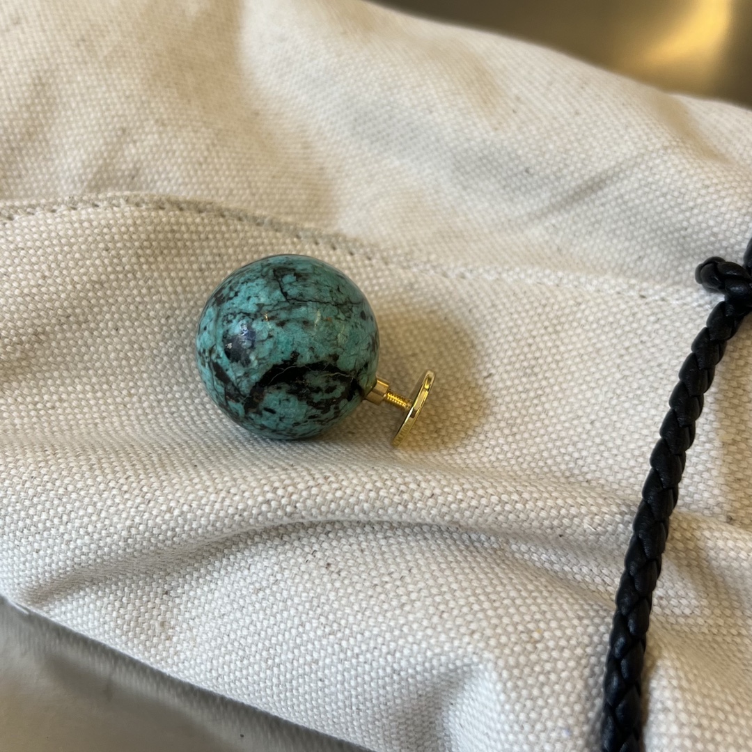 Bottega Veneta The body of the bag is matched with a delicate malachite to make the whole thing full of artistic flavor. Malachite is here to rep