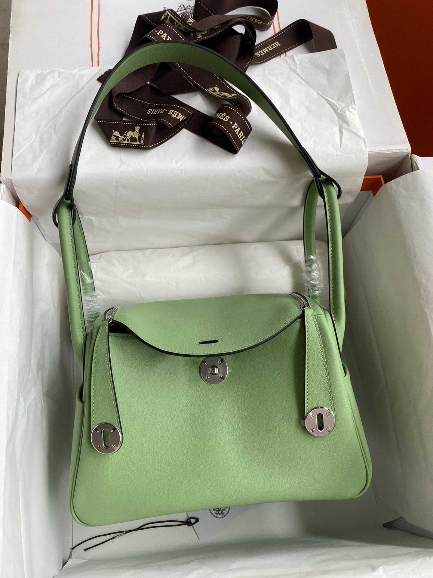 NO:699448,Lindy 26cm imported Swift leather avocado green silver buckle wax thread, Hermes, hermes, stuart weitzman, Hermes,19860909Lindy 26cm 进口Swift皮 牛油果绿 银扣蜡线,爱马仕,hermes,stuart weitzman,Hermes,,Bag