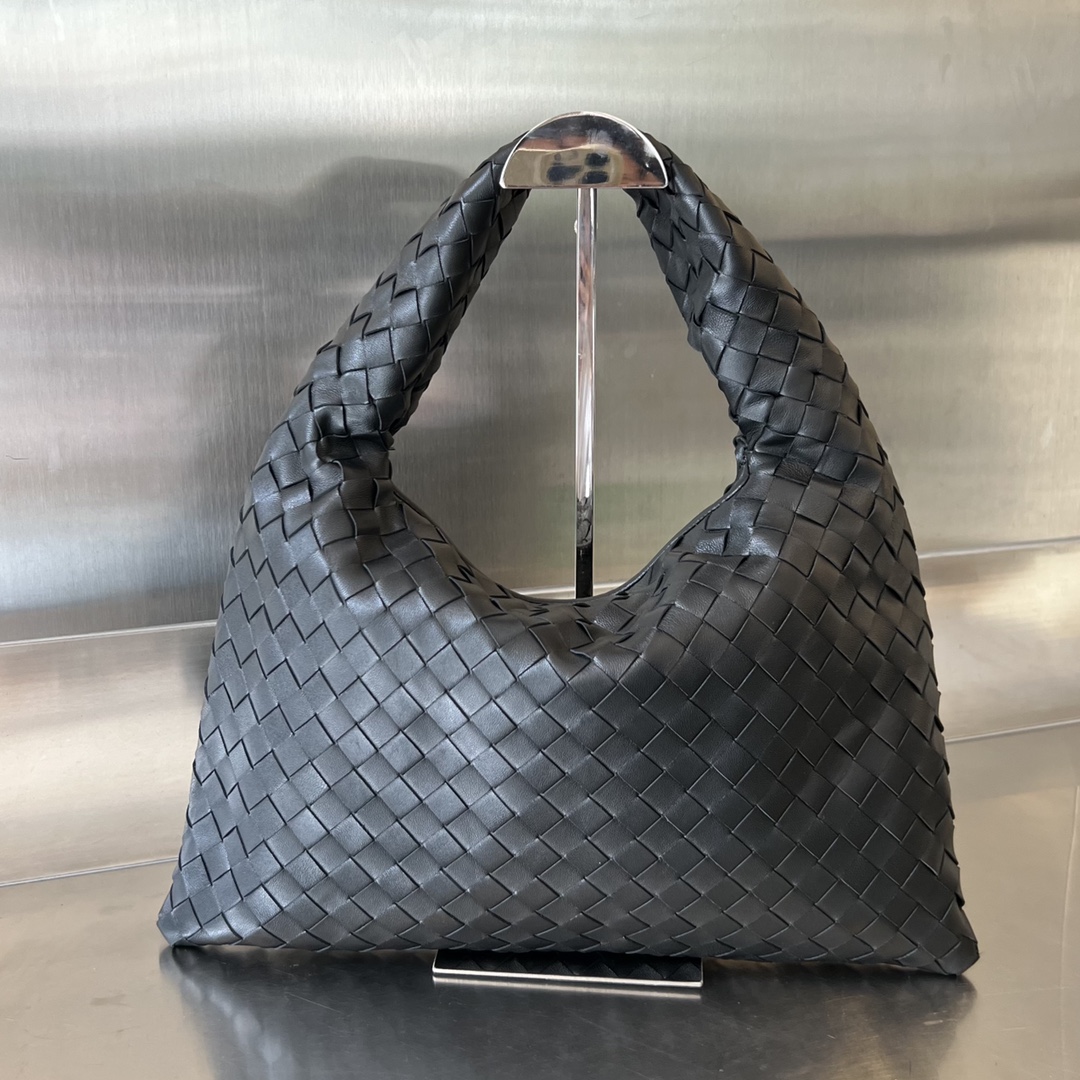 Bottega Veneta Bv's new small size HOP bag, officially on sale 763966. The bag body and handles are made of a whole piece of lambskin. The bag bo