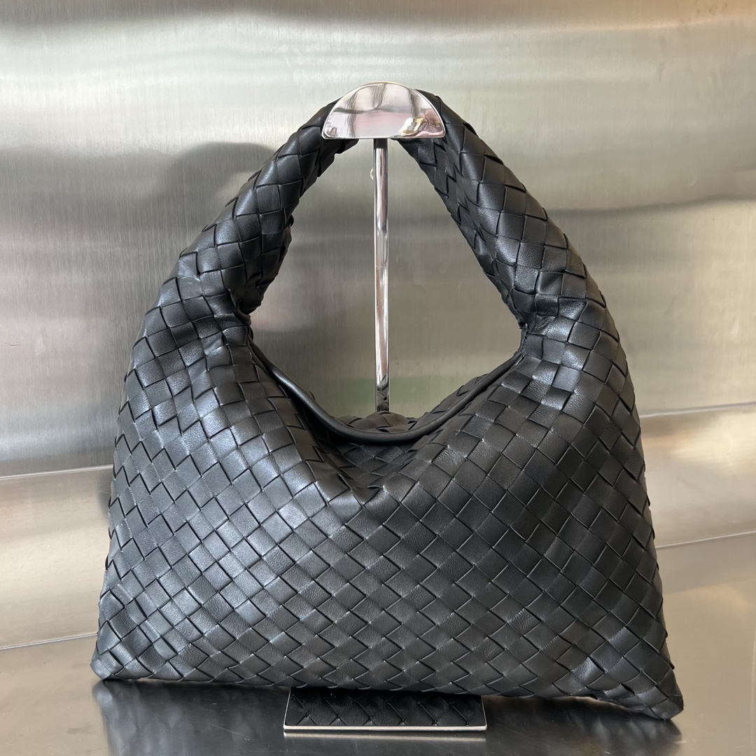 Bottega Veneta Bv's new small size HOP bag, officially on sale 763966. The bag body and handles are made of a whole piece of lambskin. The bag bo