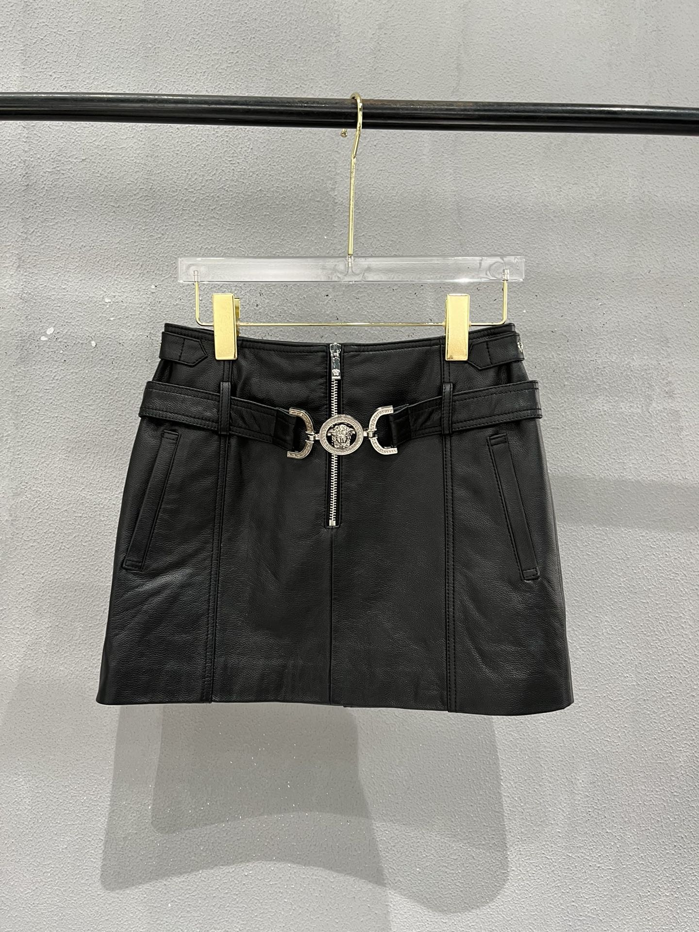 NO:721859,, Versace skirt, original hardware and retro textured cowhide, very motorcycle-like, great texture, super cool upper body., Versace-clothing,versace,skirts,cowhide,19860909,范思哲短裙,原版五金搭配复古纹理牛皮,非常有机车感,质感很棒,上身超酷.,范思哲-服装,versace,skirts,cowhide,,Women's clothing