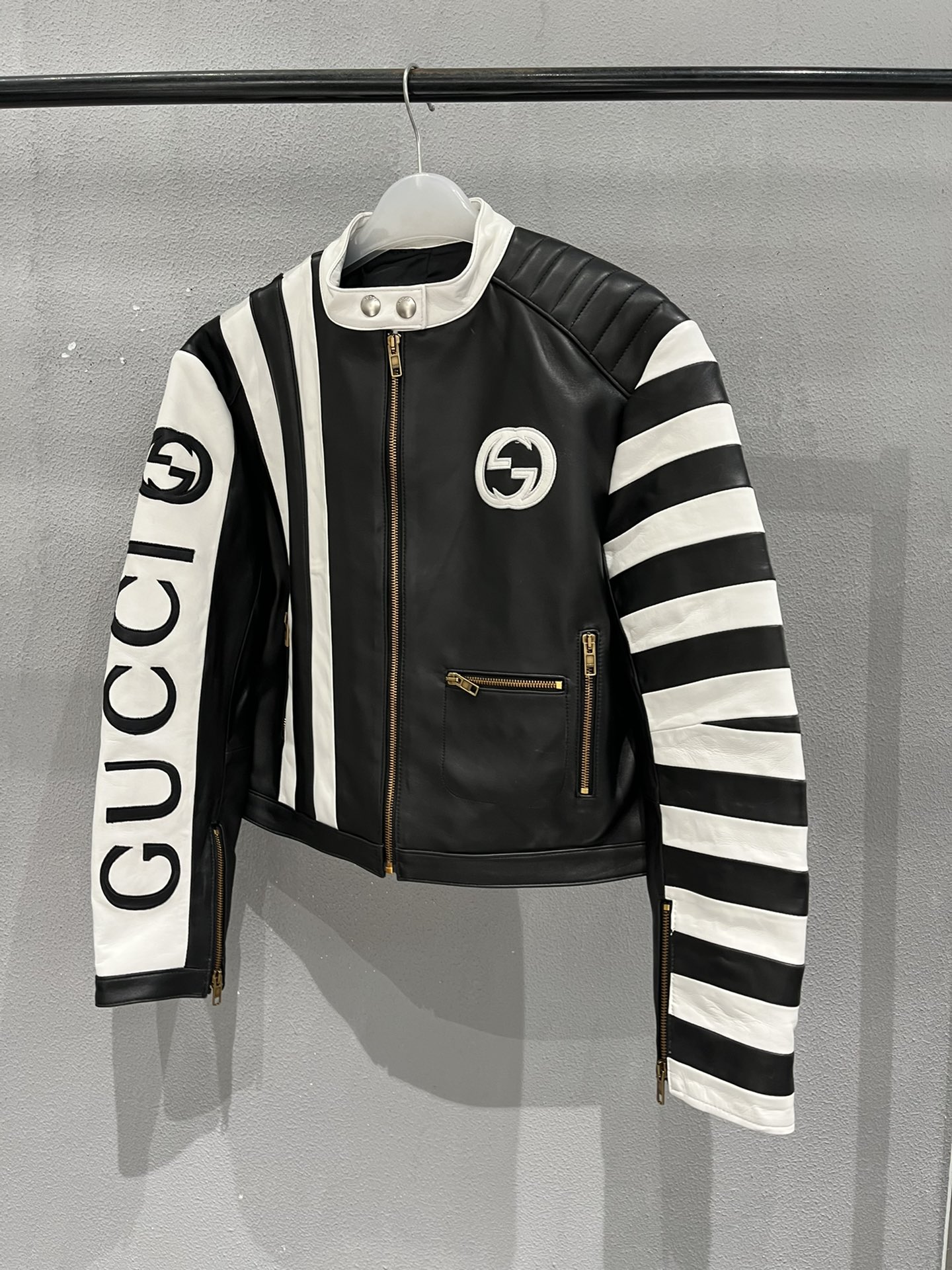 NO:723183,Gucci heavy-duty embroidered spliced ​​sheepskin jacket, loose fit. There are too many craftsmanships on the clothes, which is very time-consuming. We do not accept urgent orders. Both men and women are available, Gucci-clothing, gucci, jackets & coats, sheepskin,19860909古奇重工刺绣拼接羊皮夹克,宽松版型.衣服工艺太多,很费时间,不接急单.男女款都有,古驰-服装,gucci,jackets & coats,sheepskin,,Women's clothing