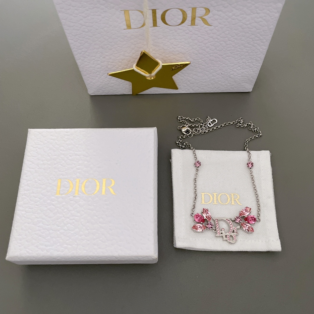💰320【我们出品【D 花仙子粉钻项链】太美啦❗️仙气十足！爱惨这款😭😭😭编号，配包装！超级重工！定制的粉色梨形钻！还有马眼橘粉钻！枯叶玫瑰，异形钻成本就很高了！彩色异形钻成本更高😭😭不计成本！效果太绝太爱了！真真美到心里去了！很有高珠的感觉❗️D!or vintage系列，越看越好看，丝毫不亚于Ch@nel的vintage，经典的Logo，简约大方不失时尚，真的越看越有味道，永不过时的中古款，值得珍藏的系列[强][强]手链同步上新，墙裂推荐一套入！