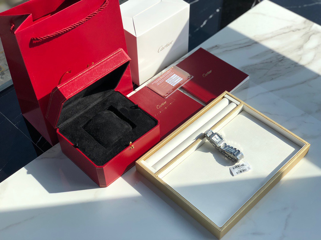 NO:765607,Cartier's most representative watch, the Tank France series diamond steel band watch, the favorite item of former US President Hillary Clinton, undoubtedly a popular item, the official price is 50,000, as always, the goods come from Cartier's old channels. Exclusively presented Tank Franaise watch, small model, stainless steel, diamonds, model W4TA,,cartier19860909卡地亚 最具代表性的腕表 坦克法国系列钻石钢带手表 前美国总统夫人希拉里的最爱单品 毫无疑问的 流量爆款 官方售价5w 一如既往的卡家老渠道来货 独家呈献 Tank Franaise腕表 小号表款,精钢,钻石 型号W4TA,,cartier,Watch