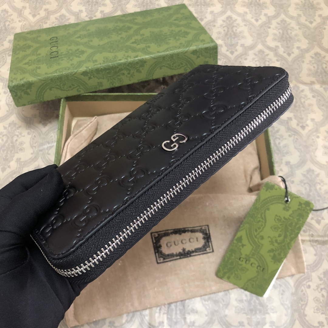 一款采用热压印花的拉链钱包，饰以新颖GG五金，再一次成为时尚宠儿。实物拍摄。款号： 尺寸:19x10x2