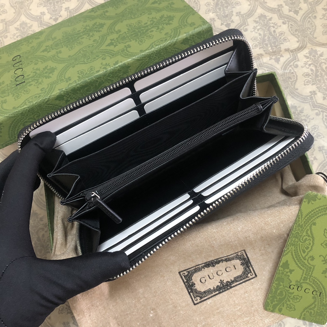 一款采用热压印花的拉链钱包，饰以新颖GG五金，再一次成为时尚宠儿。实物拍摄。款号： 尺寸:19x10x2