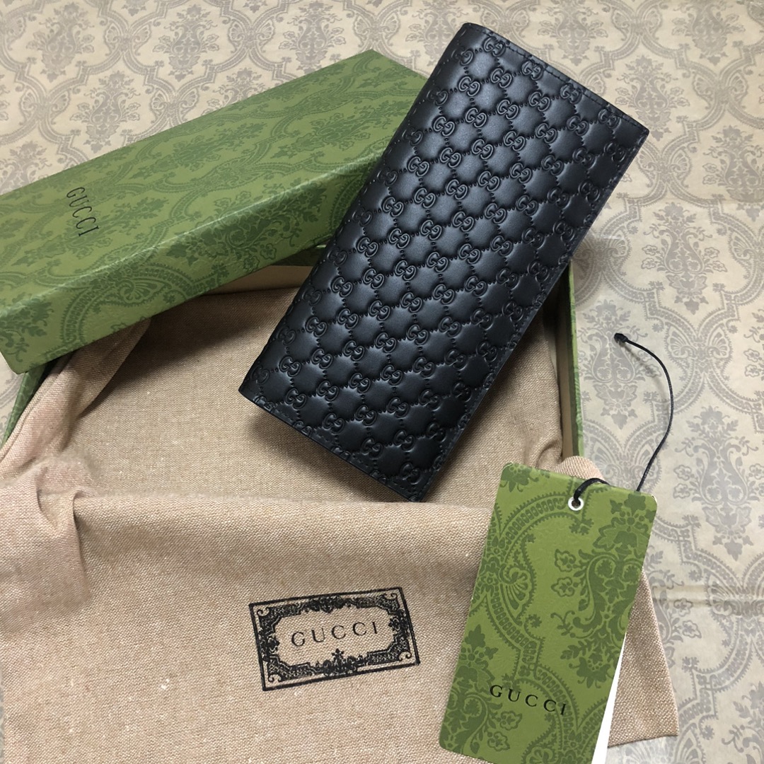 Gucci Signature黑色进口小牛皮西装夹，独特高雅的设计，配以热压技术，时尚潮流百搭，你值得拥