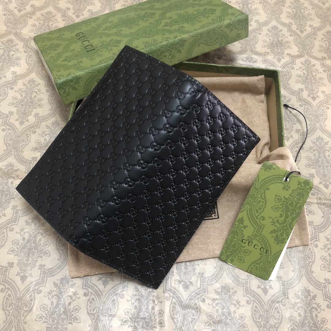 Gucci Signature黑色进口小牛皮西装夹，独特高雅的设计，配以热压技术，时尚潮流百搭，你值得拥